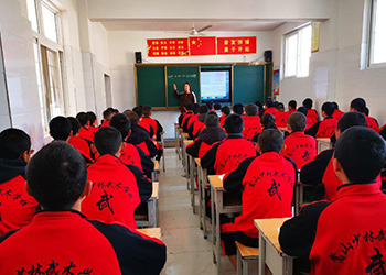 少林寺武校学生学习毛笔字