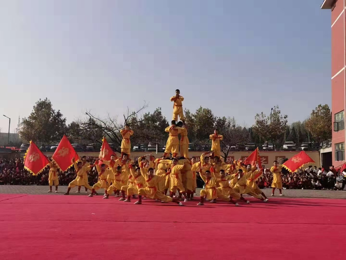 嵩山少林寺武术学校的学员在练功