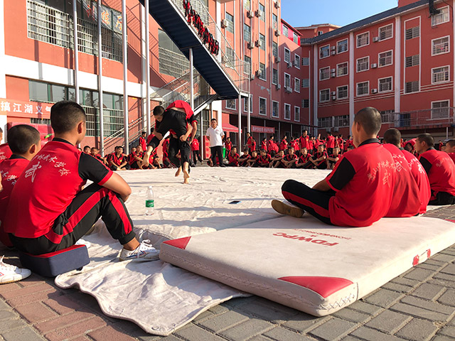 少林寺武术学校的学员在练习武术