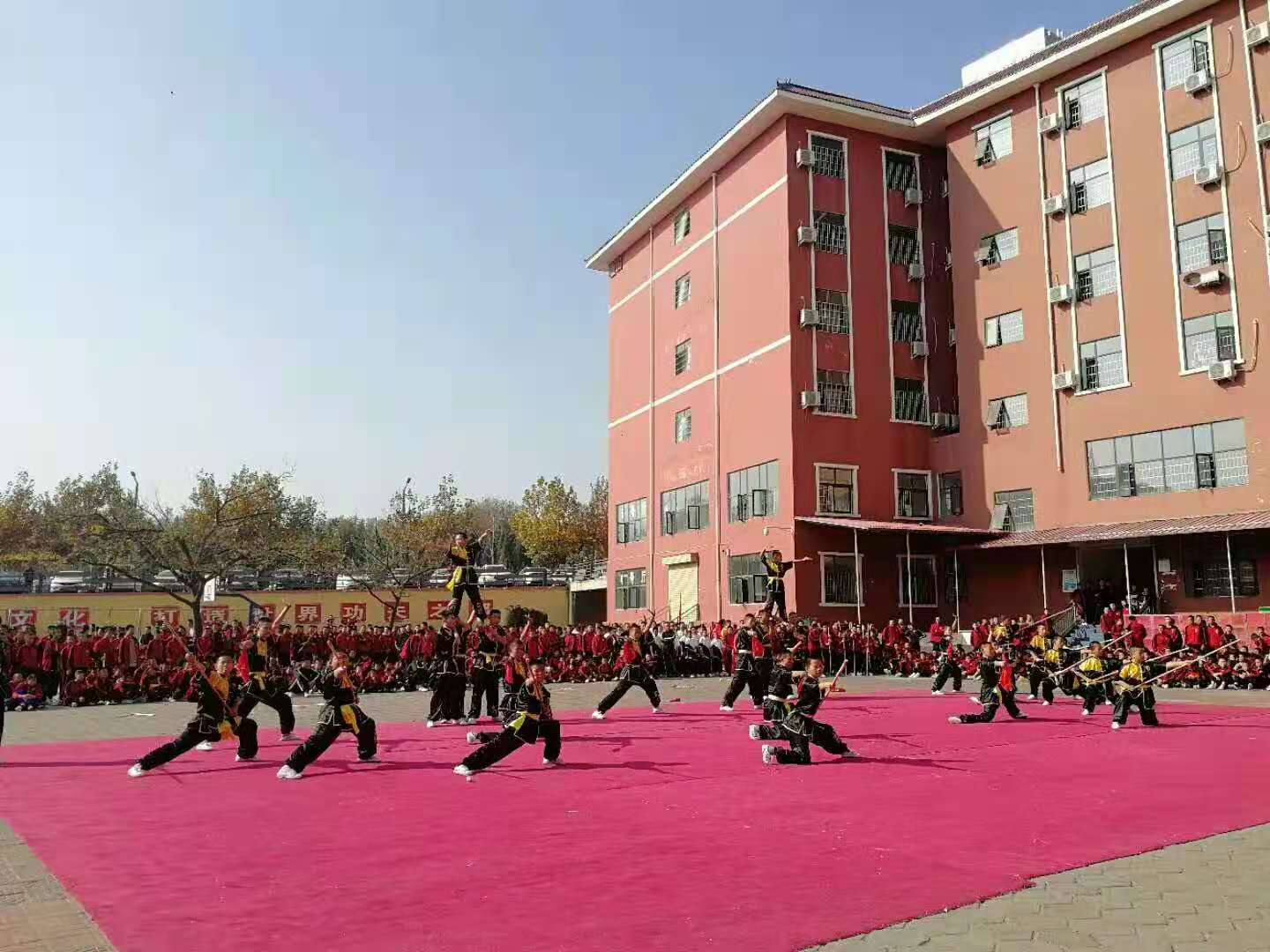 嵩山少林寺武术学校的女子学员在练武