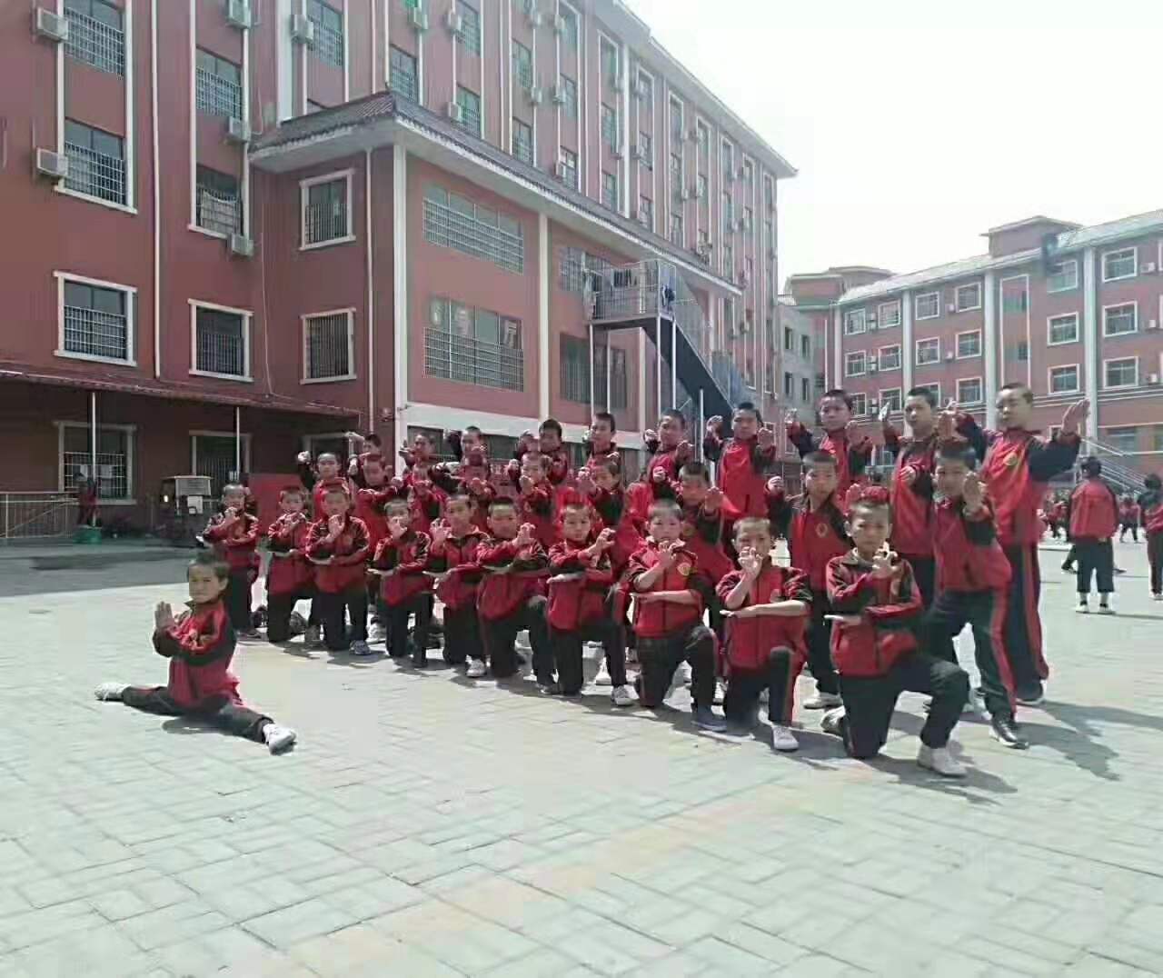 嵩山少林寺武术学校的学员在练习少林武术