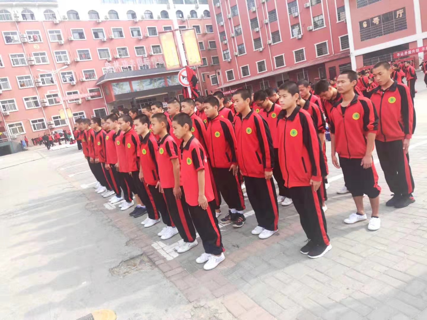 嵩山少林寺武术学校的学员在练习武术