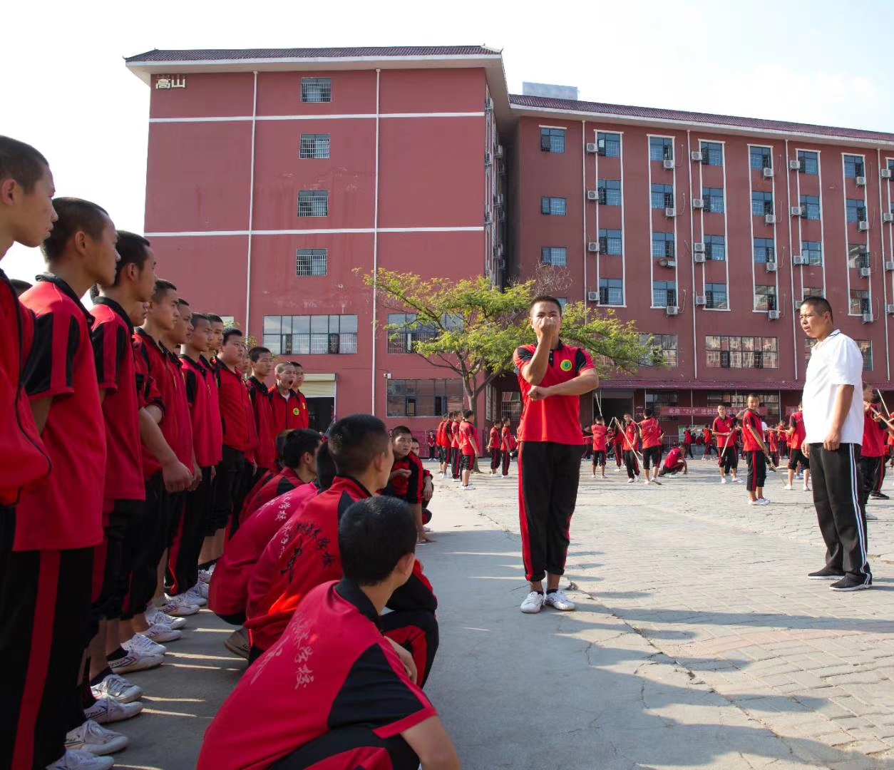 嵩山少林寺武术学校的学员在展示个人武艺