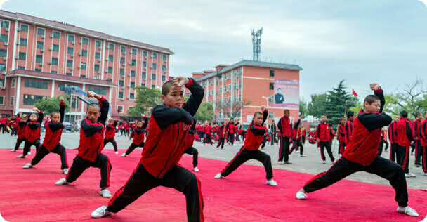 少林寺武术学校学生学习少林棍法