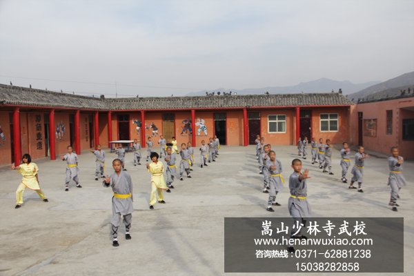 河南少林寺学校学员在校练武