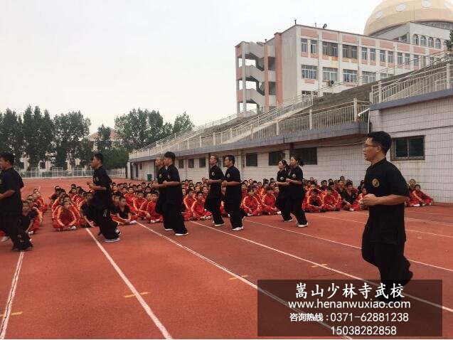 少林寺武校学员练武