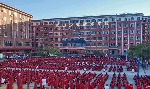 嵩山少林寺学校学生学习少林绝技