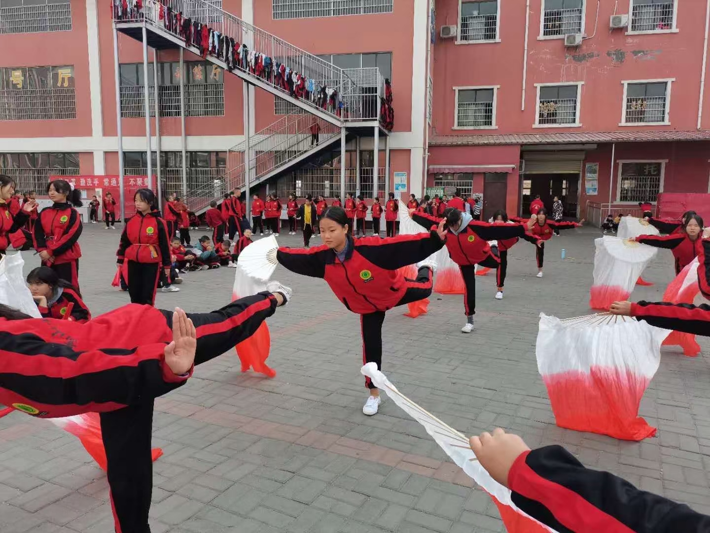 河南少林寺武术学校的学员正在练武