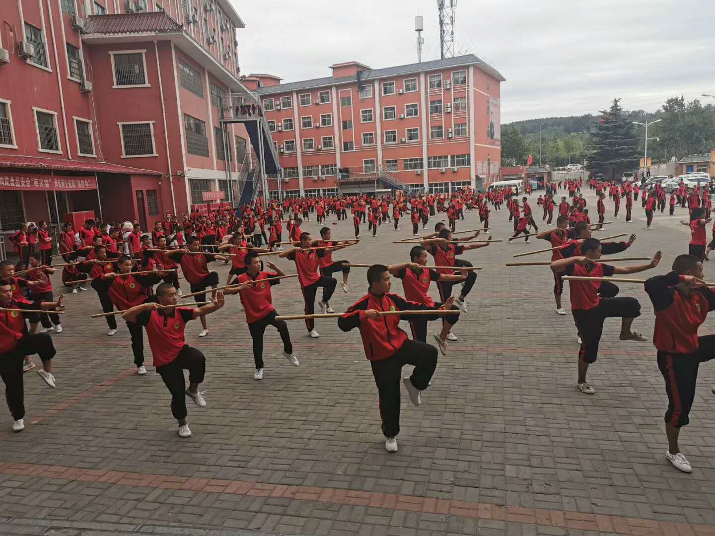 嵩山少林寺武术学校的学生在练习武术