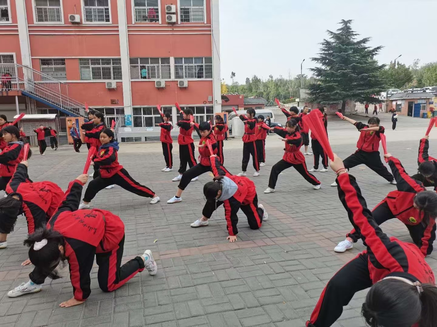 少林寺武术学校学生在听教练指导