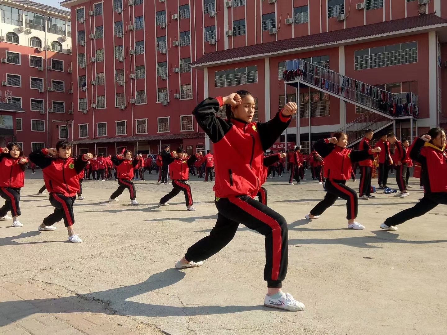 少林寺武术学校学生互相练习