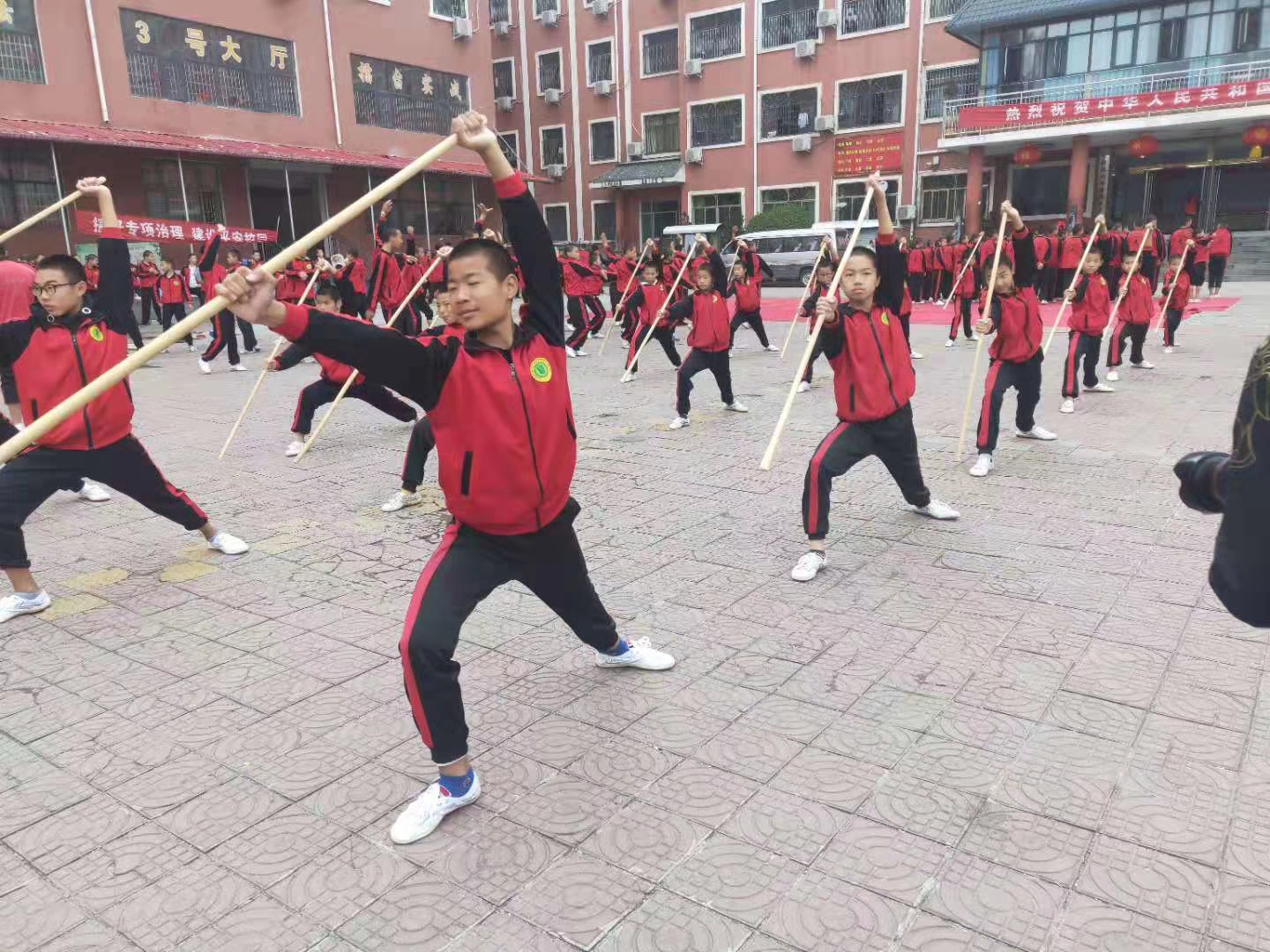 少林寺武术学校学生在练武术