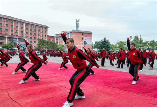 去嵩山少林寺武术学校学习武术需要交多少钱？少林寺武术学校学费多少钱？