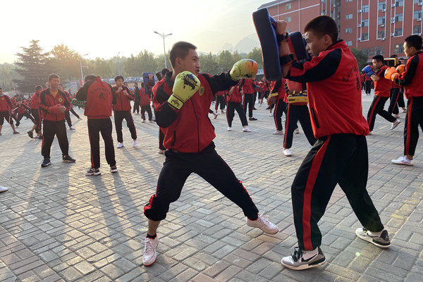 嵩山少林寺武术学校招生收女学员吗？女生可以学武术吗？