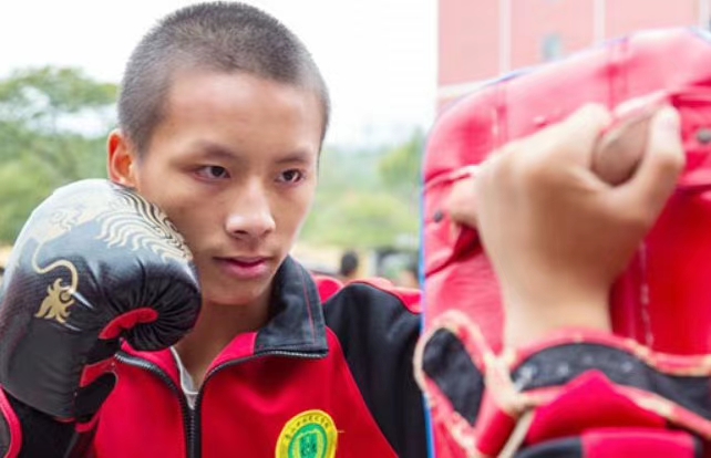 河南少林寺武校的学生认真学武的样子