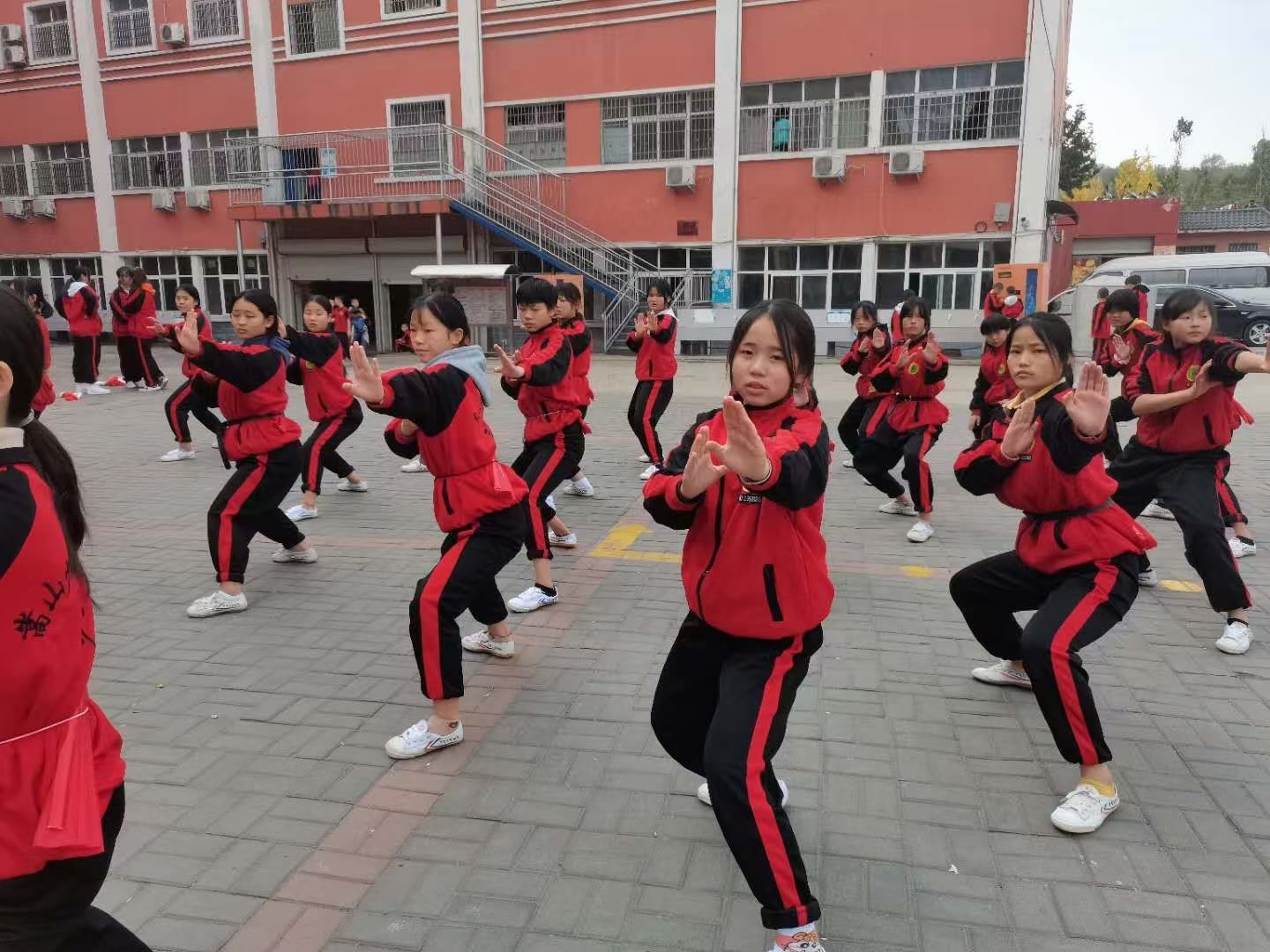 少林寺武校的女学员学习功夫