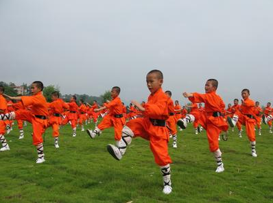 河南武校学生在练习基本功