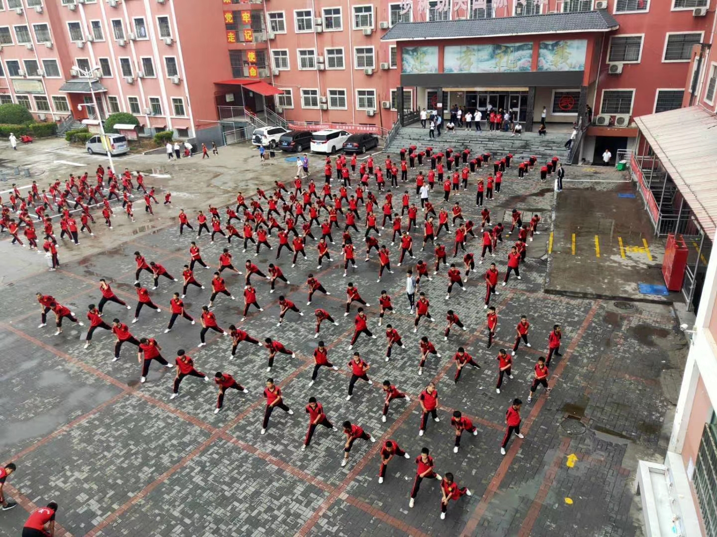 河南少林寺武校学生学习非常认真