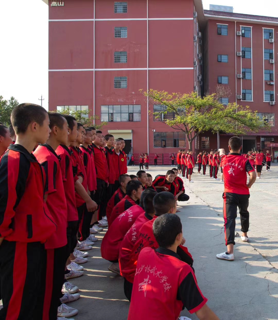 少林寺武术学校教练再跟学生交流