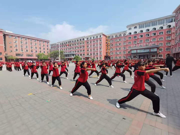 少林寺武校女子武术班学员练武