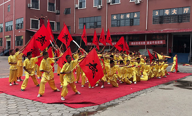 嵩山少林寺武校的学员在演戏火灾突发情况