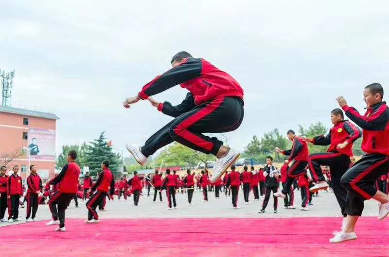 少林寺武术学校的学员在练习武术