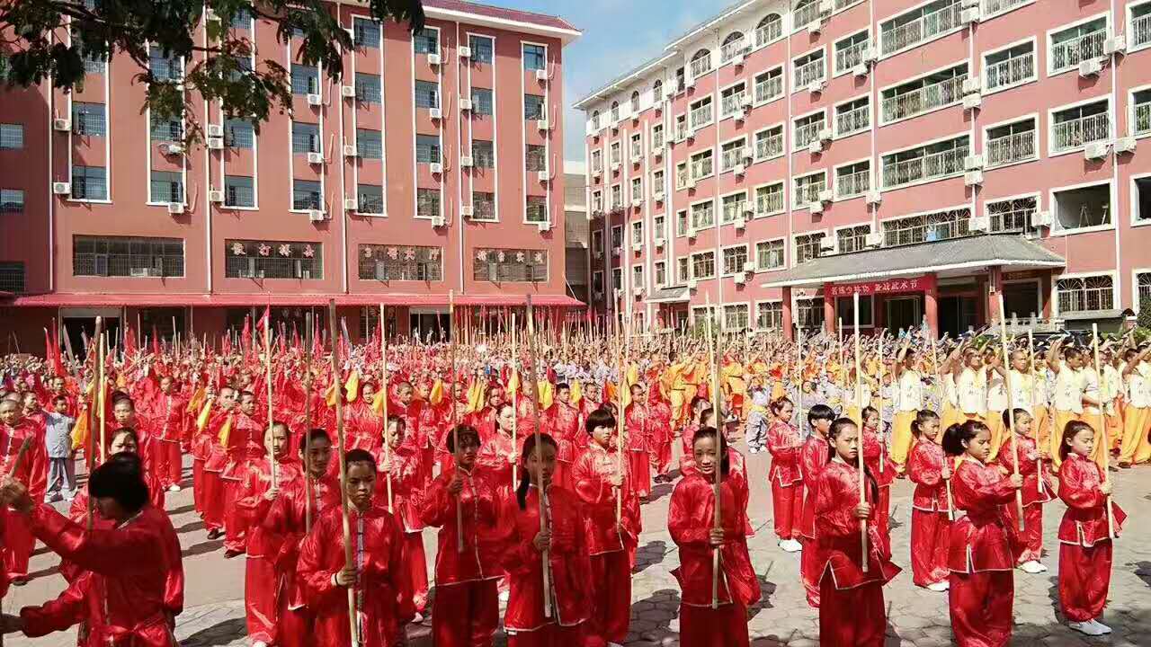 嵩山少林寺武校教练指导学生们练功