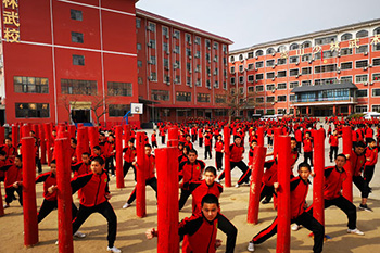 少林寺文武学校的教练在教学员武术