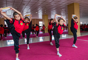 少林寺武校小学员练功