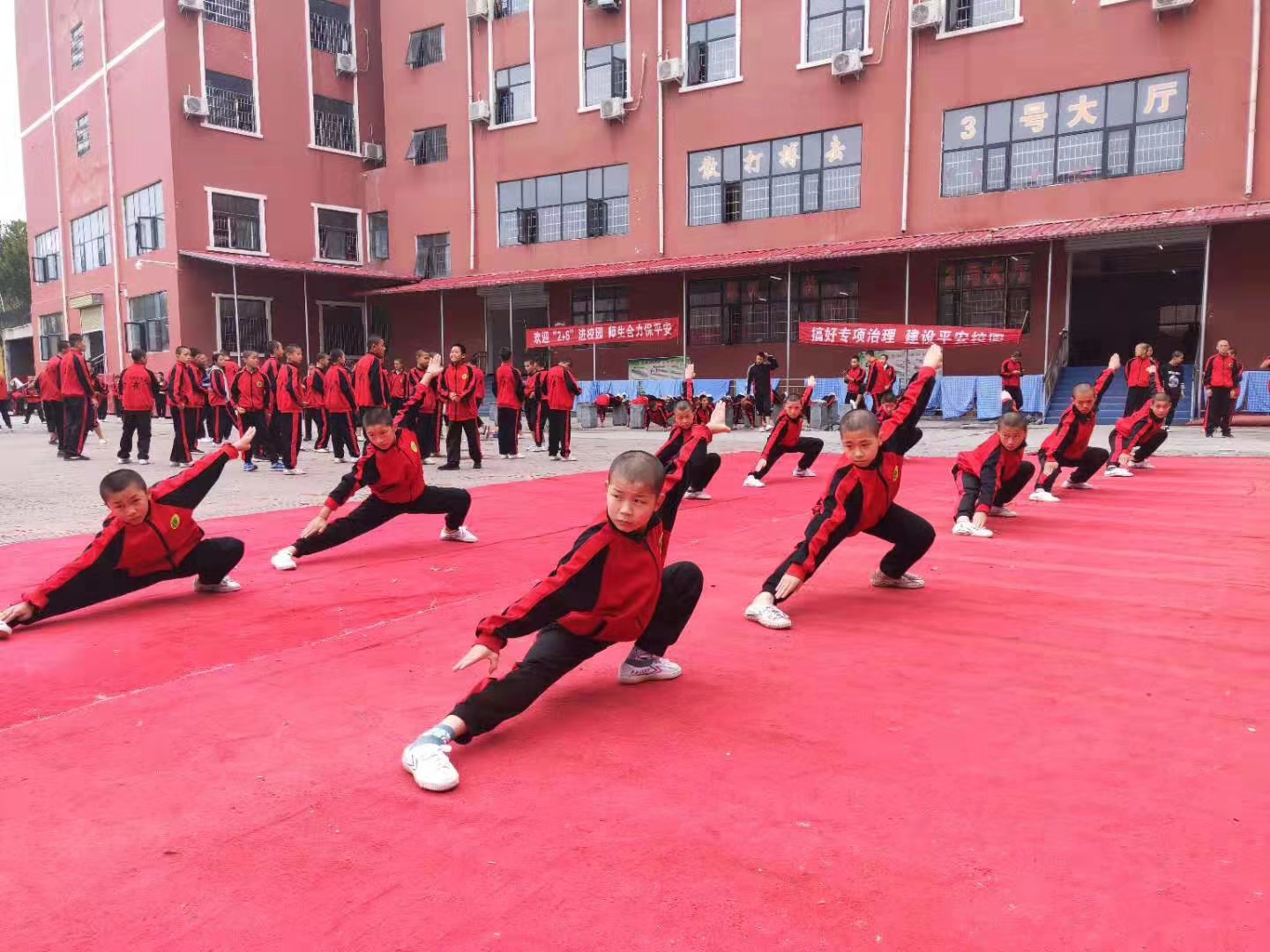 嵩山少林寺武校的学员在练习武术