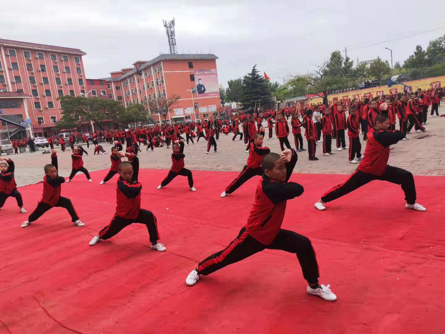 嵩山少林寺武术学校的学员在练武