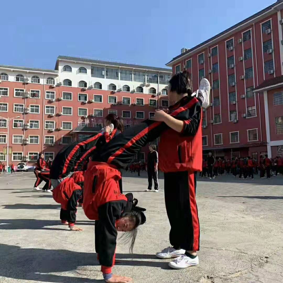 嵩山少林寺武术学校的学员在练武