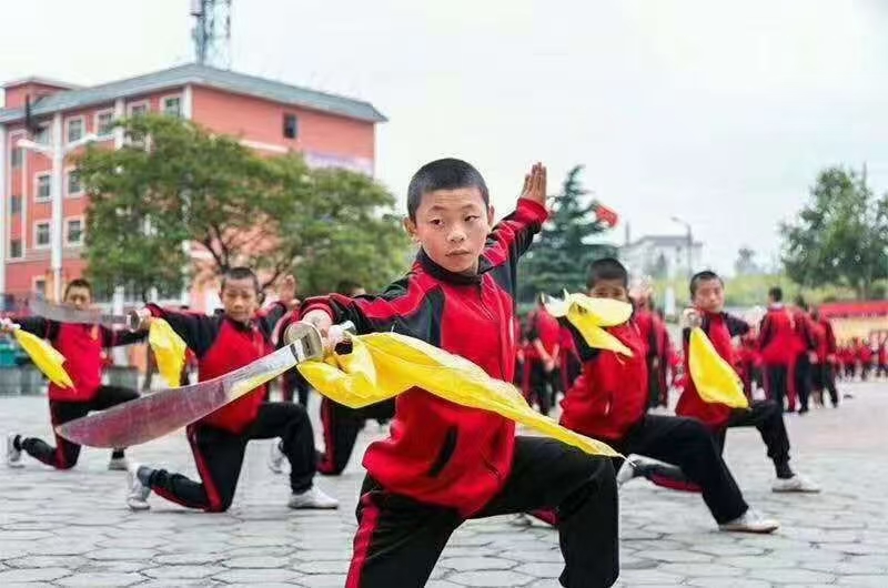 少林寺武校的学员正在认真听教练指导