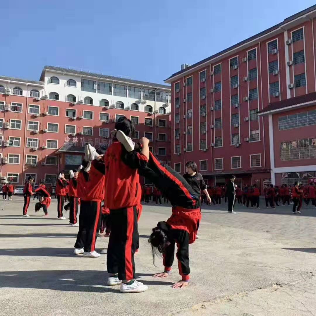 少林寺武校的学生正在练习武术