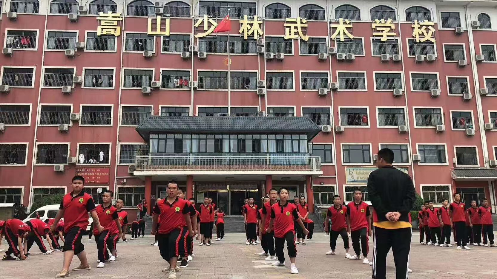 嵩山少林寺武术学校中托班学生在练习基本功