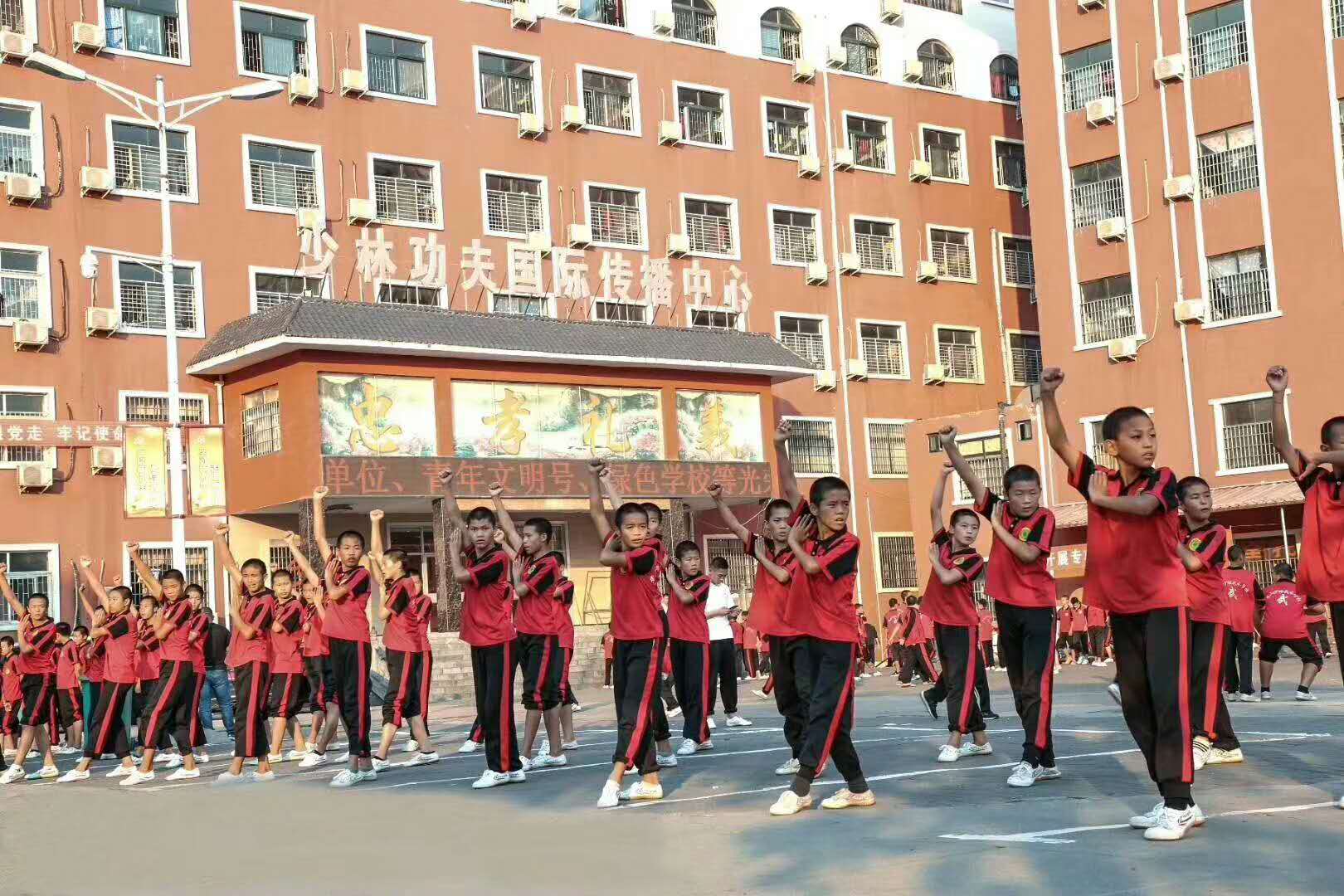 嵩山少林寺武校招生的女学员