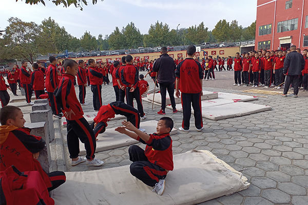 嵩山少林寺武术学校招生有多什么限制吗？孩子学武术有什么好处？